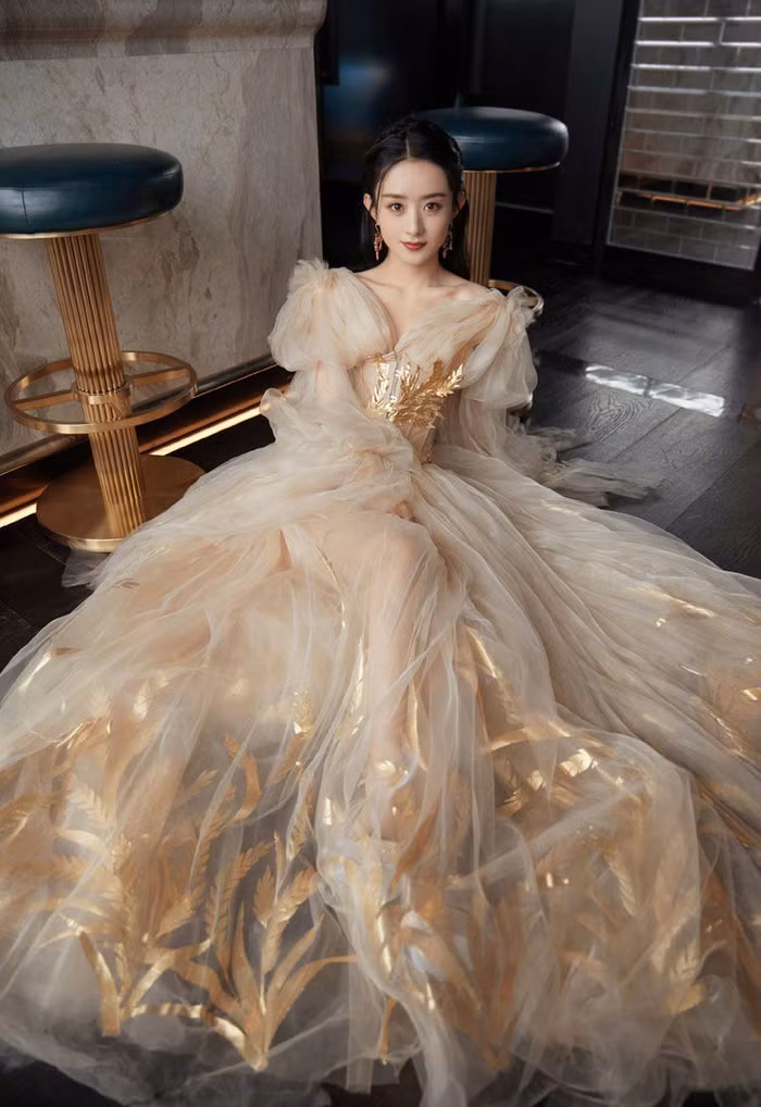 Rất hay lọt top mặc xấu nhưng Triệu Lệ Dĩnh vẫn có nhiều giây phút đẹp kinh diễm nhờ diện váy công chúa - Ảnh 1.