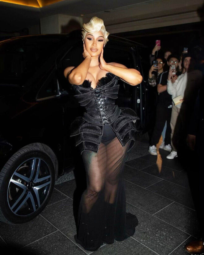 Nhìn lại thời trang của Cardi B ở Paris Fashion Week năm nay ảnh 7