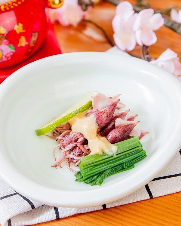 Đặc trưng ẩm thực mùa xuân của giới thượng lưu Nhật Bản ảnh 4 Mực Hotaru Ika hấp ăn kèm sốt Sumiso chính là đặc sản trong mùa hoa anh đào nở.