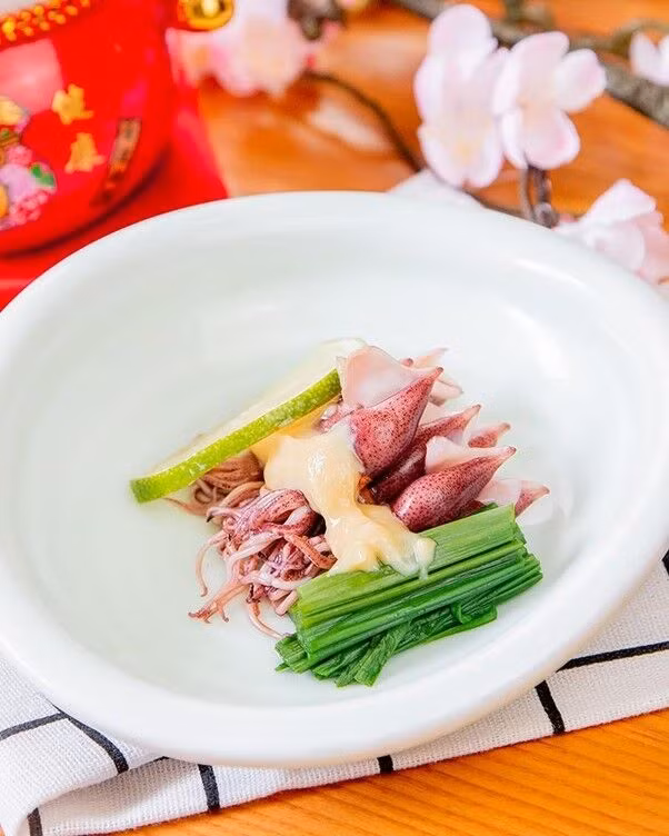 Mực Hotaru Ika hấp ăn kèm sốt Sumiso chính là đặc sản trong mùa hoa anh đào nở.