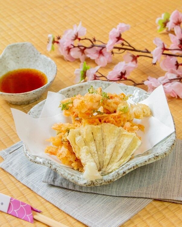 Đặc trưng ẩm thực mùa xuân của giới thượng lưu Nhật Bản ảnh 5 Nhỏ bé nhưng đầy ắp dinh dưỡng, tôm Sakura thịt chắc và có vị ngọt dịu, hương thơm nhẹ ẩn trong lớp vỏ óng ánh sắc đỏ cam. Qua chế biến, Sakura Ebi sẽ giải phóng hương vị umami độc đáo mà càng nhai kĩ, càng thấy thơm, ngọt và ngon hơn.