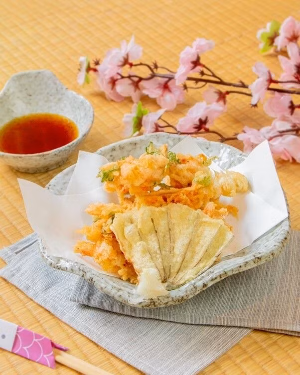 Nhỏ bé nhưng đầy ắp dinh dưỡng, tôm Sakura thịt chắc và có vị ngọt dịu, hương thơm nhẹ ẩn trong lớp vỏ óng ánh sắc đỏ cam. Qua chế biến, Sakura Ebi sẽ giải phóng hương vị umami độc đáo mà càng nhai kĩ, càng thấy thơm, ngọt và ngon hơn.