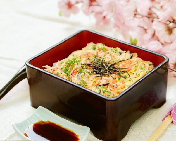 Đặc trưng ẩm thực mùa xuân của giới thượng lưu Nhật Bản ảnh 6 Sakura Ebi Don: cơm gạo Nhật dẻo, ngọt, thơm ngon, kết hợp tôm sakura và trứng hộp gỗ sơn mài