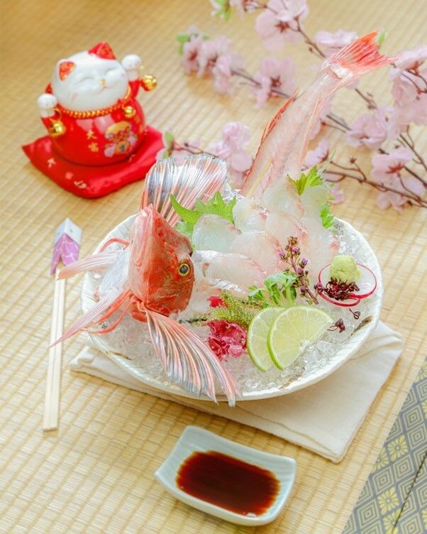 Đặc trưng ẩm thực mùa xuân của giới thượng lưu Nhật Bản ảnh 1 Houbou Sugata Zukuri: Thịt cá fillet trang trí cùng bộ xương tuyệt đẹp, đôi cánh xoè như đoá hoa rực rỡ
