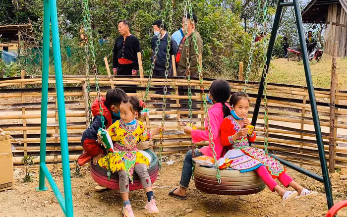 Ford xây dựng Sân chơi cho em ở các trường miền núi
