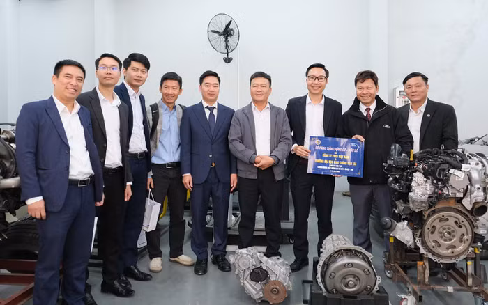 Ông Trương Kim Phong - Trao tặng động cơ và hộp số xe tại ĐH Giao Thông Vận Tả