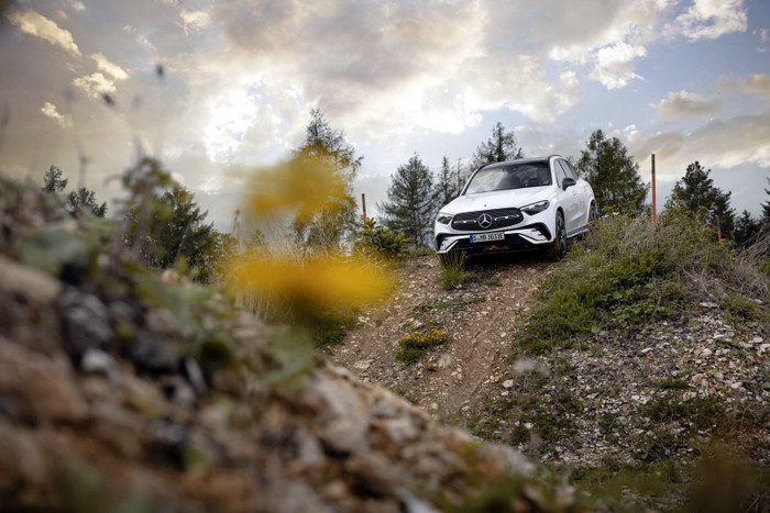 Chi tiết động cơ Mercedes-Benz GLC 2023, mạnh nhất 381 mã lực ảnh 2
