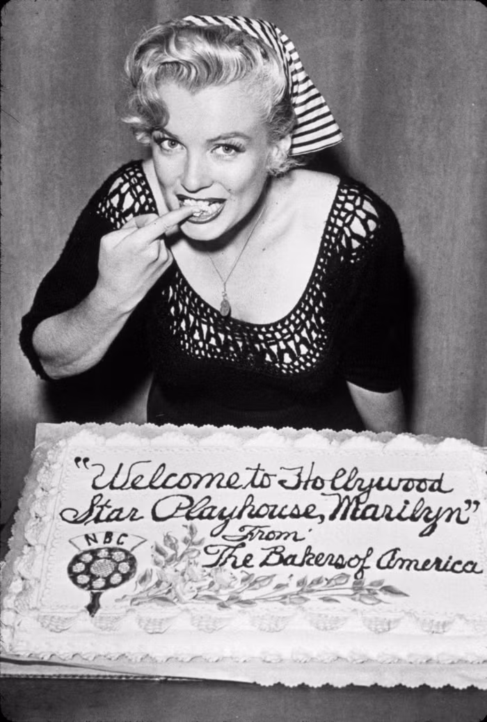 phụ kiện khăn lụa được Marilyn Monroe lăng xê