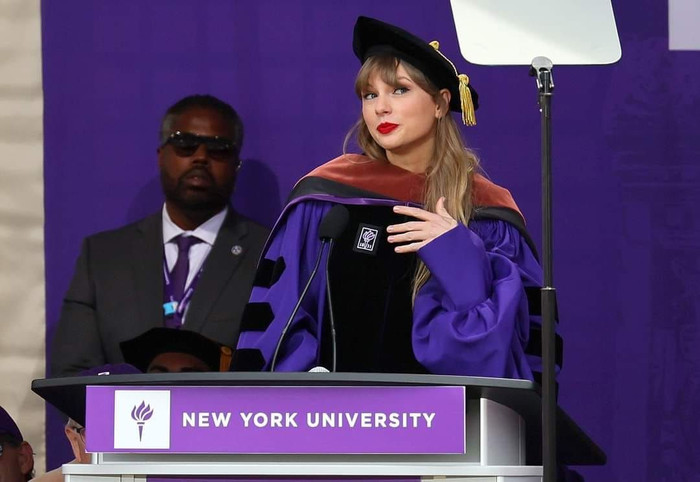 Taylor Swift mặc lại áo tốt nghiệp, phát biểu tại Đại học New York ảnh 2