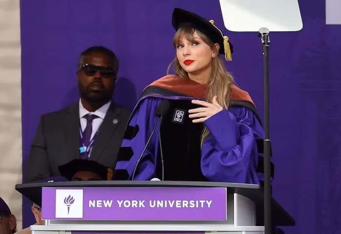 Taylor Swift mặc lại áo tốt nghiệp, phát biểu tại Đại học New York ảnh 2