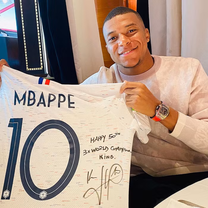  BST đồng hồ của Kylian Mbappé 