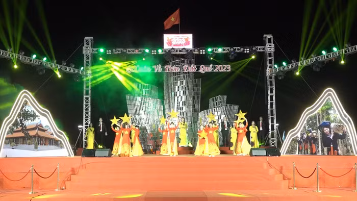 Chương trình văn nghệ Xuân về trên đất Quế trong đêm giao thừa tại Văn Yên.