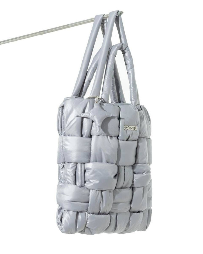 Cao Stu khuấy đảo cộng đồng nội địa với chiếc túi “Đựng cả thế giới” ảnh 2 Cao Stu khuấy đảo cộng đồng nội địa với chiếc túi “Đựng cả thế giới” ảnh 2