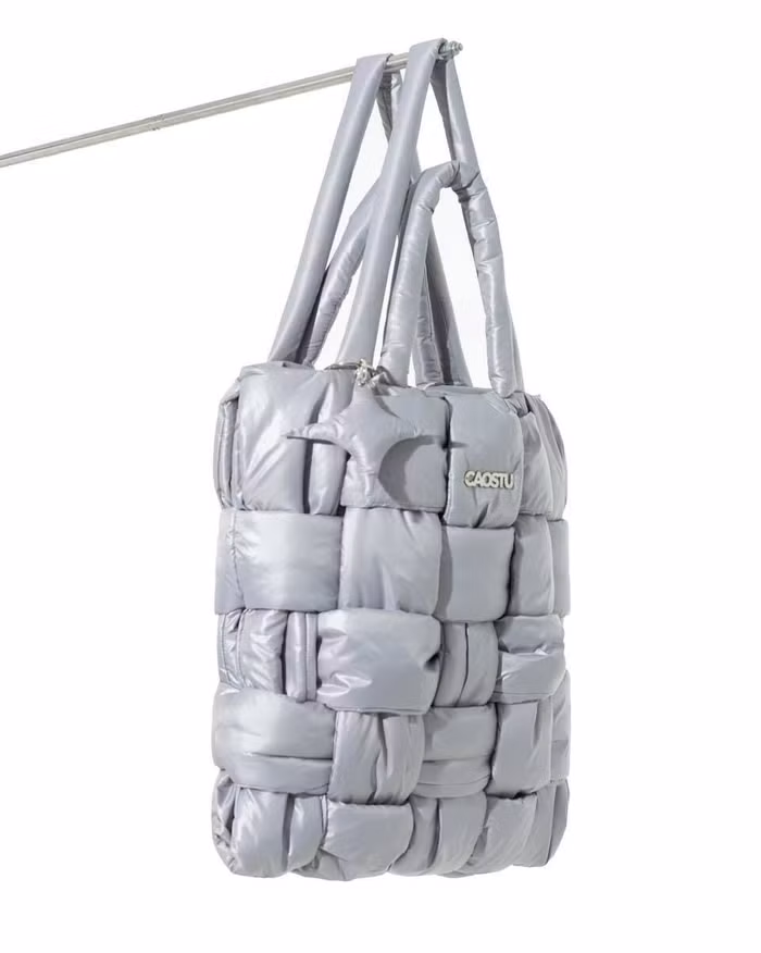 Cao Stu khuấy đảo cộng đồng nội địa với chiếc túi “Đựng cả thế giới” ảnh 2