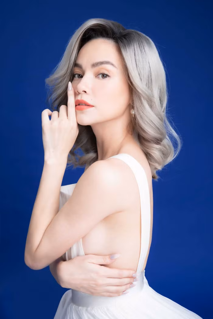 Hồ Ngọc Hà và những lần khoe đường cong quyến rũ trong thiết kế của Công Trí-4