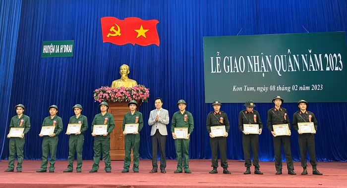 Lãnh đạo huyện Ia H'Drai tặng Giấy khen cho các công dân viết đơn tình nguyện nhập ngũ. Ảnh: Trung Kiên.