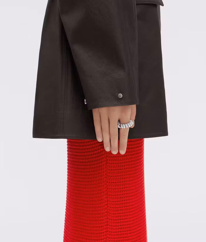 Bộ phụ kiện bao gồm khuyên tai và nhẫn trông giống dây điện thoại của Bottega Veneta