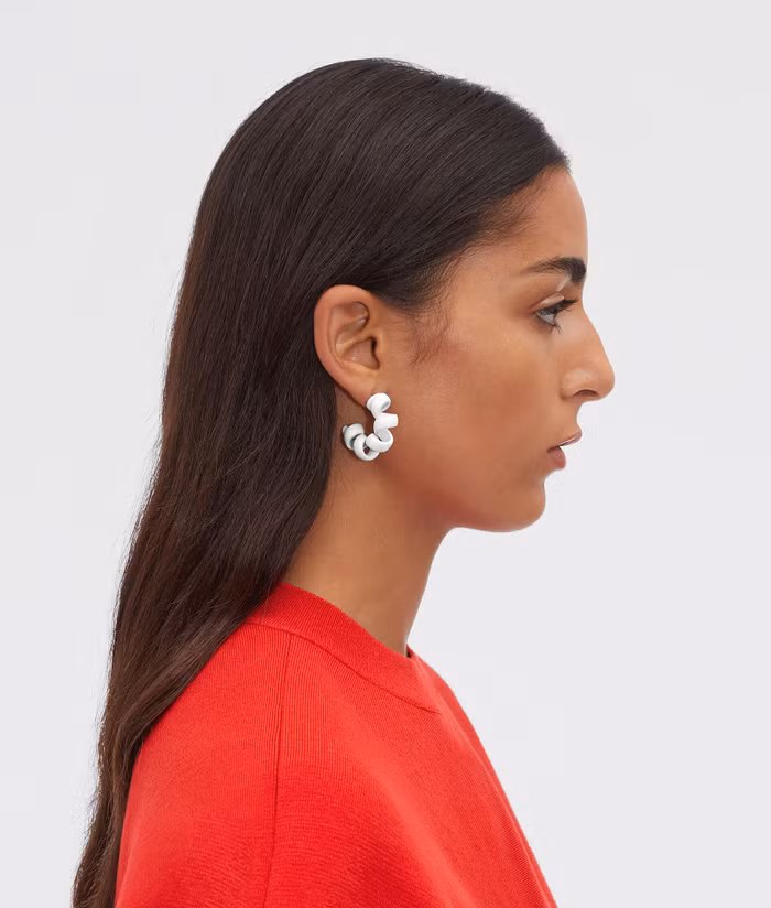 Bộ phụ kiện bao gồm khuyên tai và nhẫn trông giống dây điện thoại của Bottega Veneta