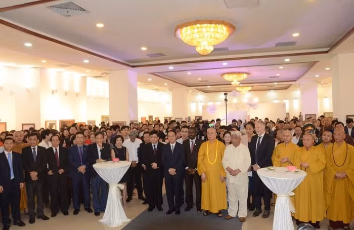 Họa sỹ Nguyễn Thị Kim Đức và những tự tình trong từng bức tranh sen ảnh 1