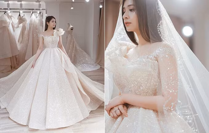 Váy cưới đính 12.000 viên đá pha lê Swarovski của nàng dâu xứ Huế Linh Chi được làm hoàn toàn bằng vải ren dệt cùng sợi đá để cô dâu thực sự tỏa sáng và lộng lẫy trong ngày trọng đại. Phần vai áo bất đối xứng là điểm nhấn đặc biệt và tôn nét điệu đà, nữ tính cho nàng dâu.