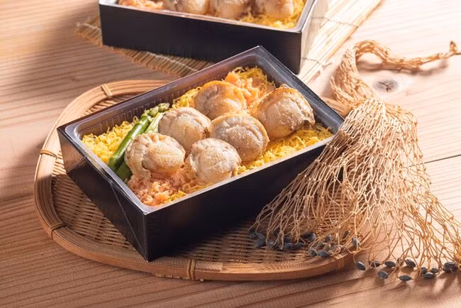 Bento cá hồi, sò điệp. Ảnh: grapee