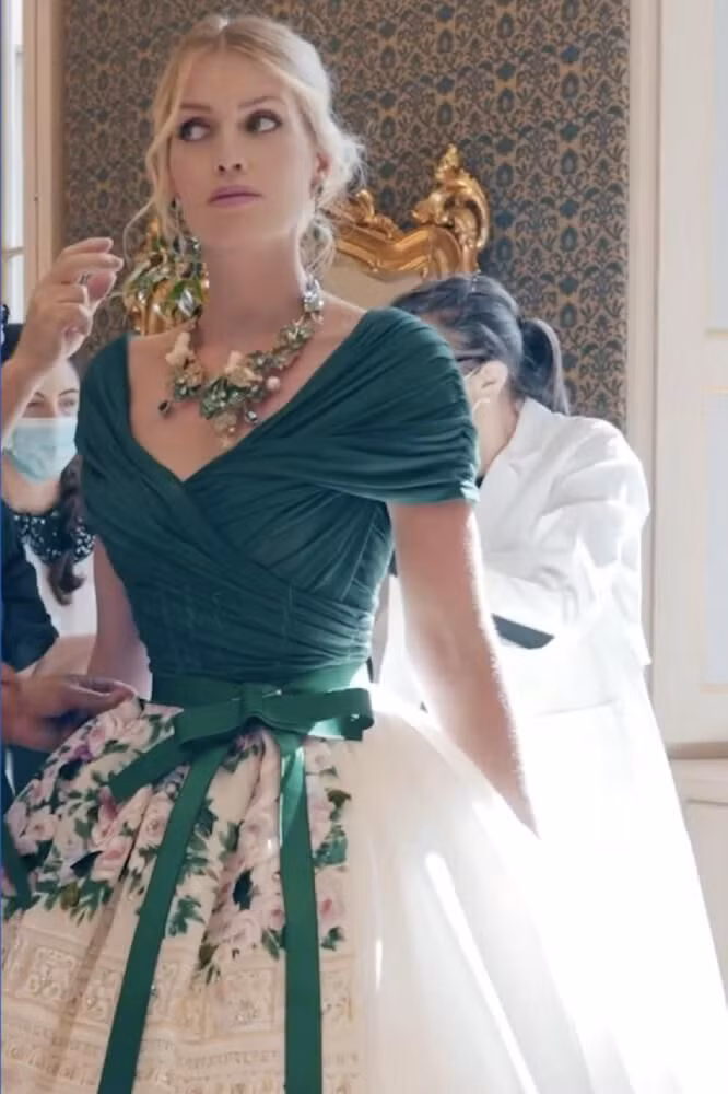 Cháu gái Công nương Diana mặc 5 váy cưới xa hoa của Dolce & Gabbana-6