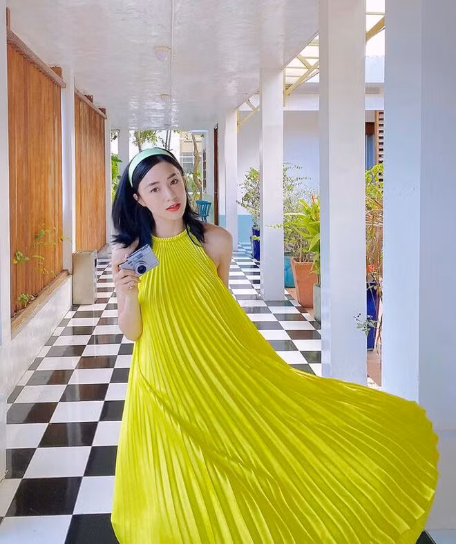 Có 1 mẫu đầm khiến sao nữ Vbiz mê mệt: Thoải mái level max nhưng lại khiến nhiều cô vướng vào nghi vấn có bầu - Ảnh 4.
