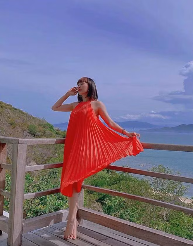 Có 1 mẫu đầm khiến sao nữ Vbiz mê mệt: Thoải mái level max nhưng lại khiến nhiều cô vướng vào nghi vấn có bầu - Ảnh 4.