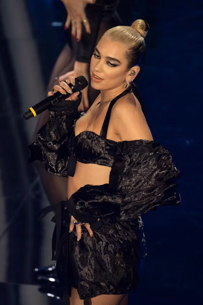 Dua Lipa đẳng cấp là khi biến mọi sàn diễn thành show thời trang của mình ảnh 6