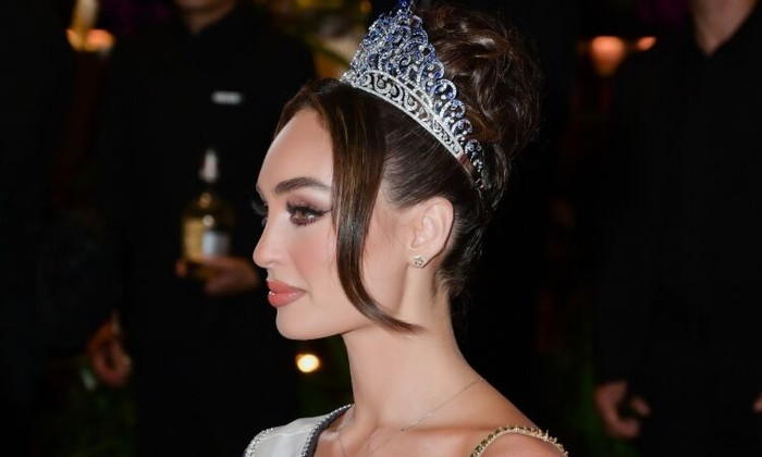 Miss Universe 2022 diện trang phục của các nhà mốt Việt ảnh 5 Miss Universe 2022 ở hậu trường trang điểm khi công tác Việt Nam