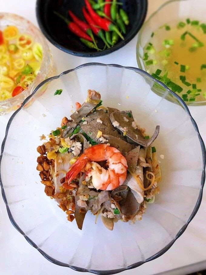 Cơm tấm, hủ tiếu giá cao vẫn hút khách Sài Gòn ảnh 3 hu-tieu-01-5581-1655973981.jpg?w=680&h=0&q=100&dpr=1&fit=crop&s=uEmjTQtFNh-GVCyyWWYbXw
