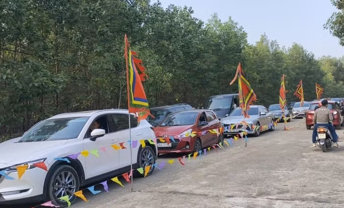 Dòng người chen chân lên đỉnh ngàn Nưa ảnh 3