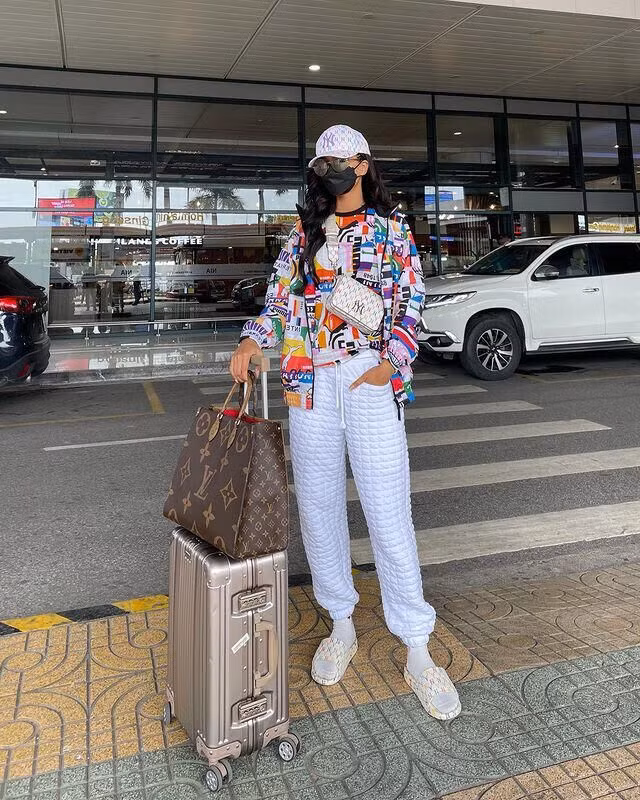 SAO SẮM GÌ: Chiếc túi này có gì mà cả Hoa hậu, diễn viên, người mẫu đều đụng hàng - 3