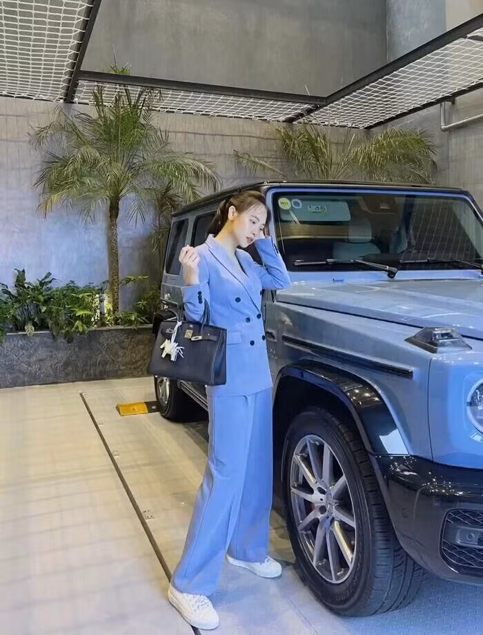 Đàm Thu Trang “bắt trend” lên đồ liên tục 9 bộ, biến hình trước siêu xe 14 tỷ-2