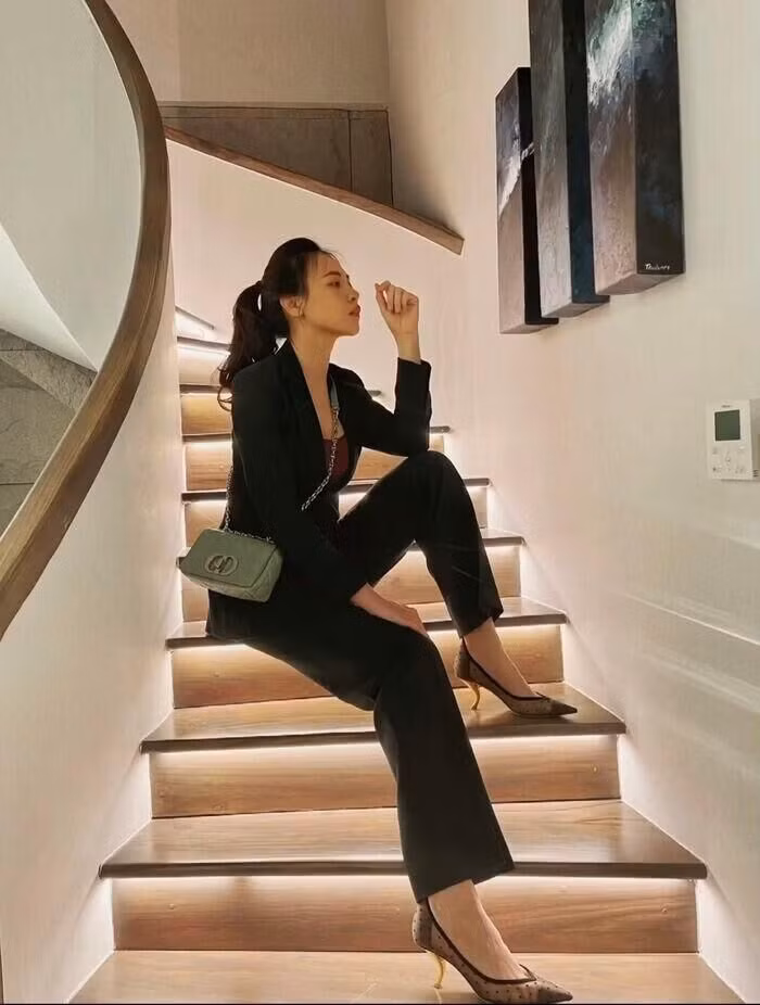 Đàm Thu Trang “bắt trend” lên đồ liên tục 9 bộ, biến hình trước siêu xe 14 tỷ-6