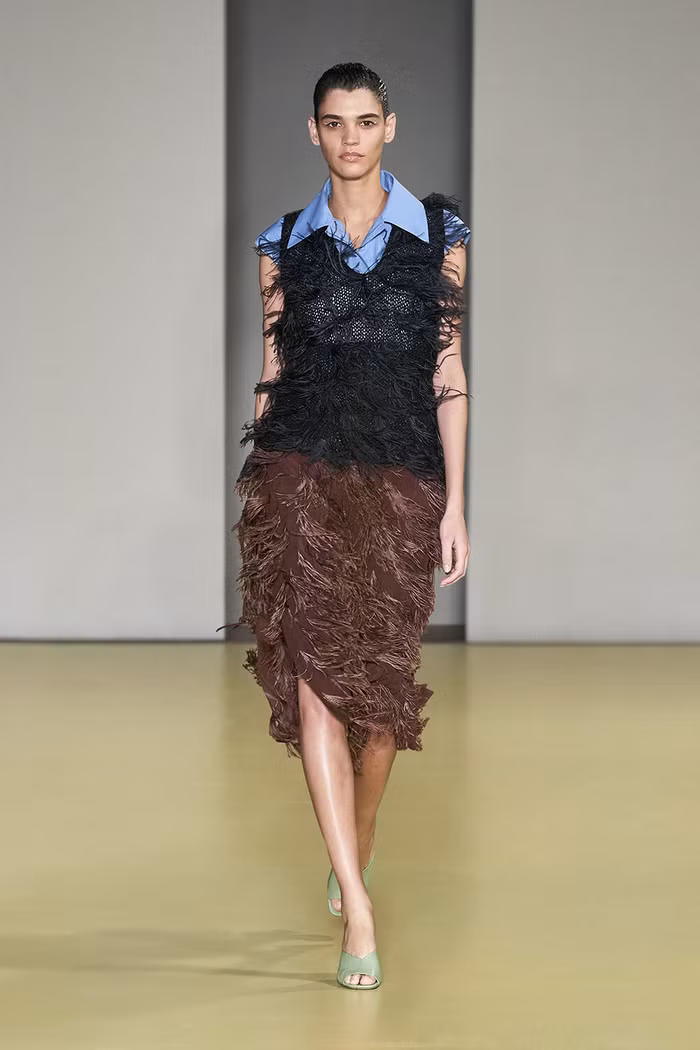 Salvatore Ferragamo BST Xuân Hè 2021 và trang phục làm từ lông vũ