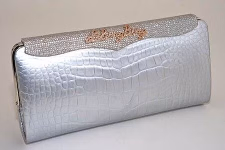 Mẫu ví cầm tay Cleopatra Clutch luôn được các ngôi sao Hollywood hạng A diện trên thảm đỏ.