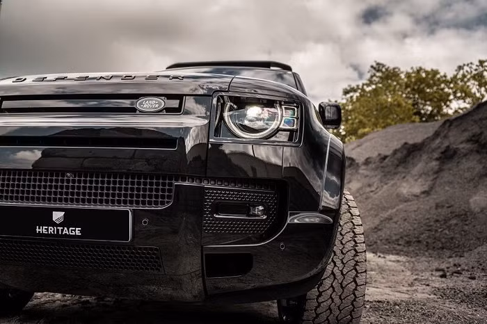 Valiance Tuxedo Black: Bộ Tuxedo cực ngầu cho "quý ông" Land Rover Defender ảnh 1