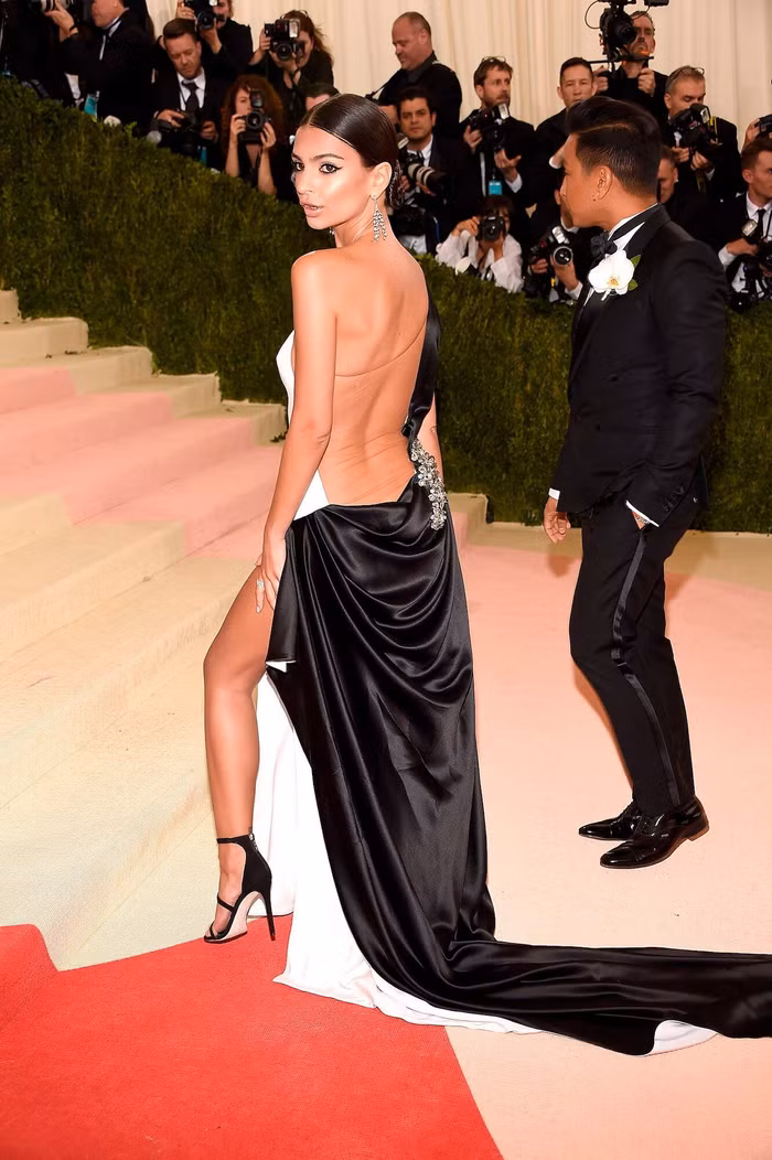 Những bộ cánh ấn tượng nhất lịch sử Met Gala-7