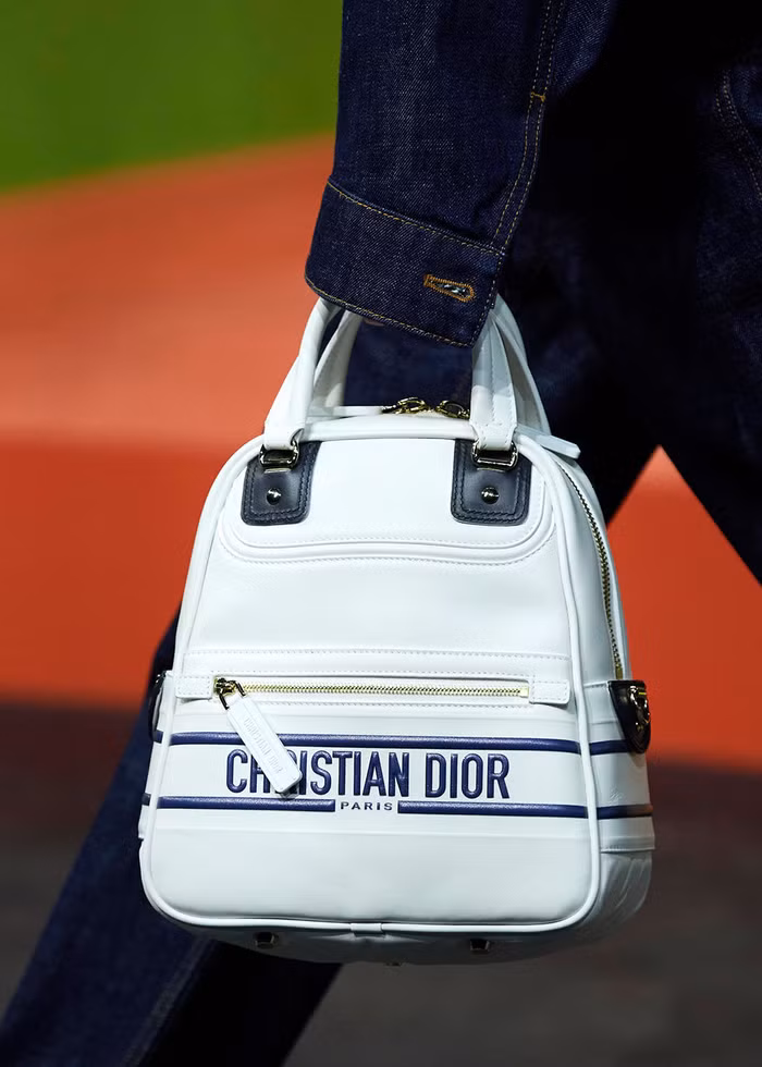 Dior sẽ ra mắt form túi xách mới trong bộ sưu tập Xuân Hè 2022 ảnh 19