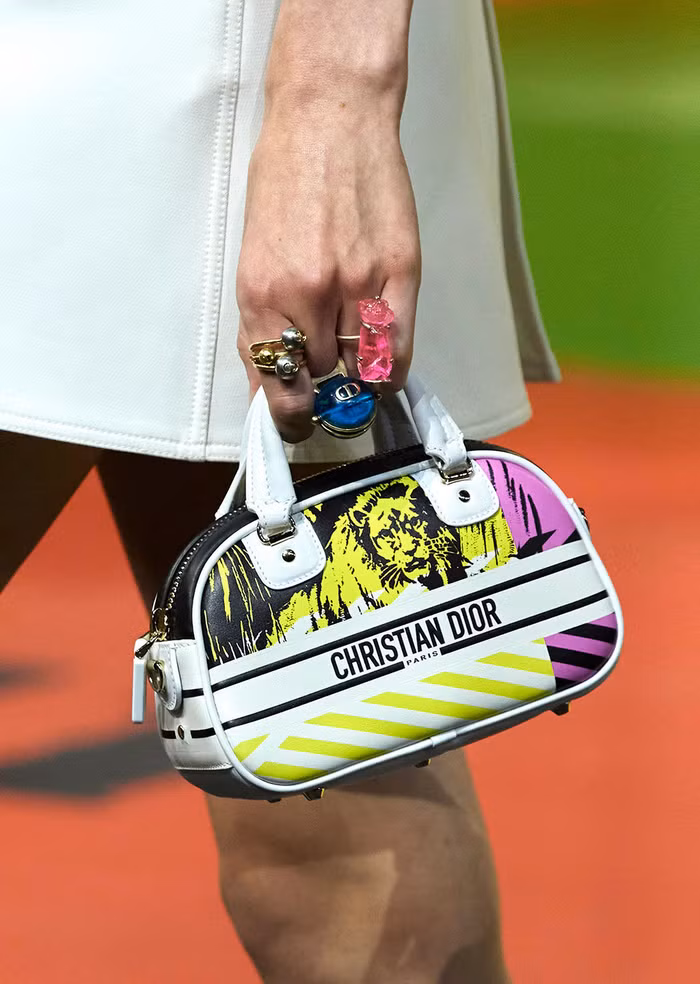 Dior sẽ ra mắt form túi xách mới trong bộ sưu tập Xuân Hè 2022 ảnh 14