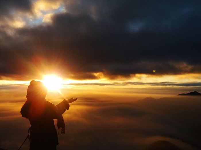 Đón bình minh giữa biển mây Tà Xùa