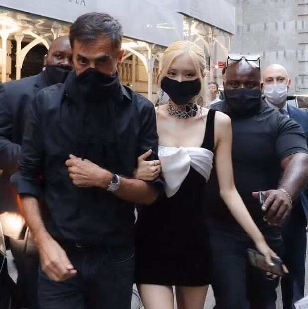 Rosé mặc lại váy cũ tham dự Met Gala 2021