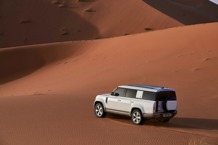 Land Rover Defender 130 có giá bán khởi điểm từ 5,779 tỷ đồng tại Việt Nam ảnh 6