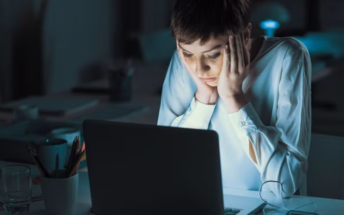 Tác động của ánh sáng xanh từ thiết bị điện tử đối với làn da