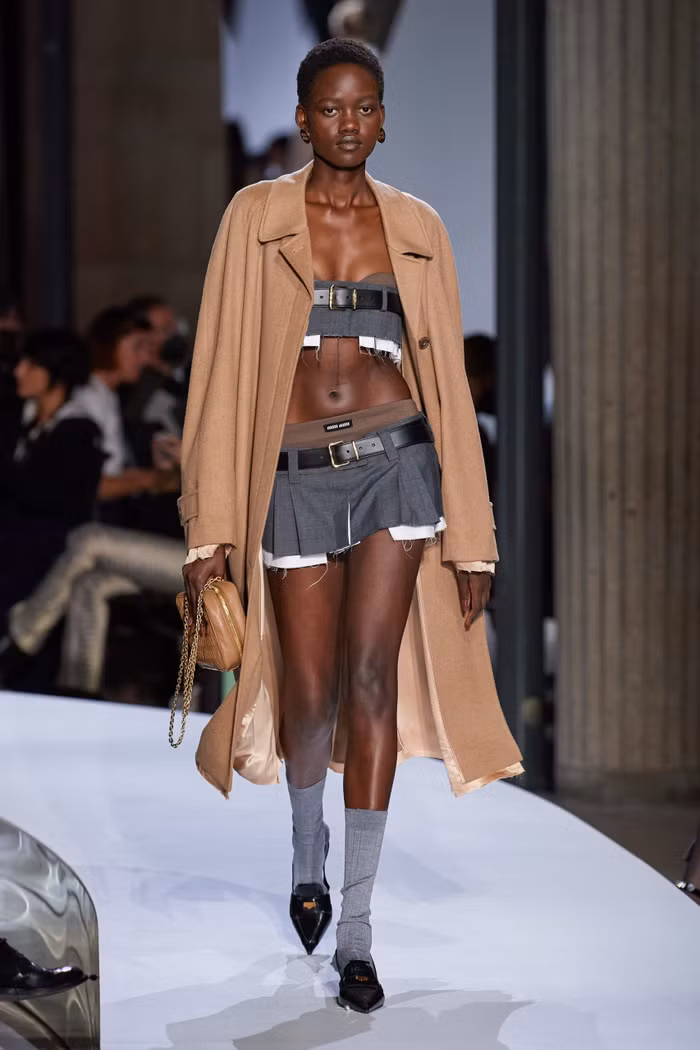 Chân váy "siêu ngắn" của Miu Miu đang làm mưa làm gió cho mùa mốt này ảnh 2