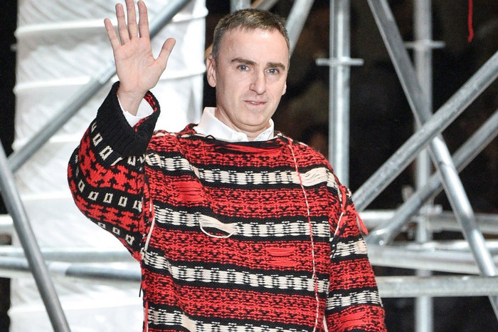 Raf Simons đóng cửa thương hiệu mang tên mình sau 27 năm