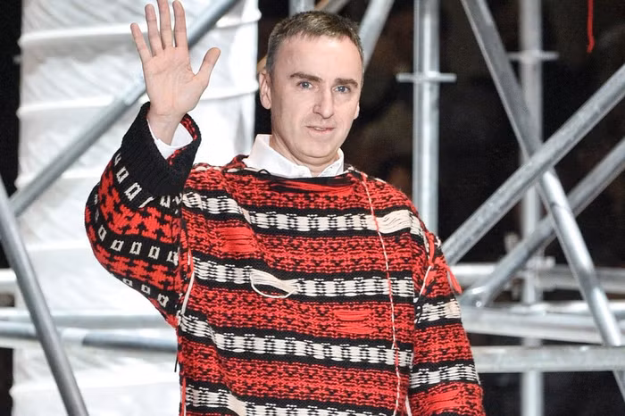 Raf Simons đóng cửa thương hiệu mang tên mình sau 27 năm