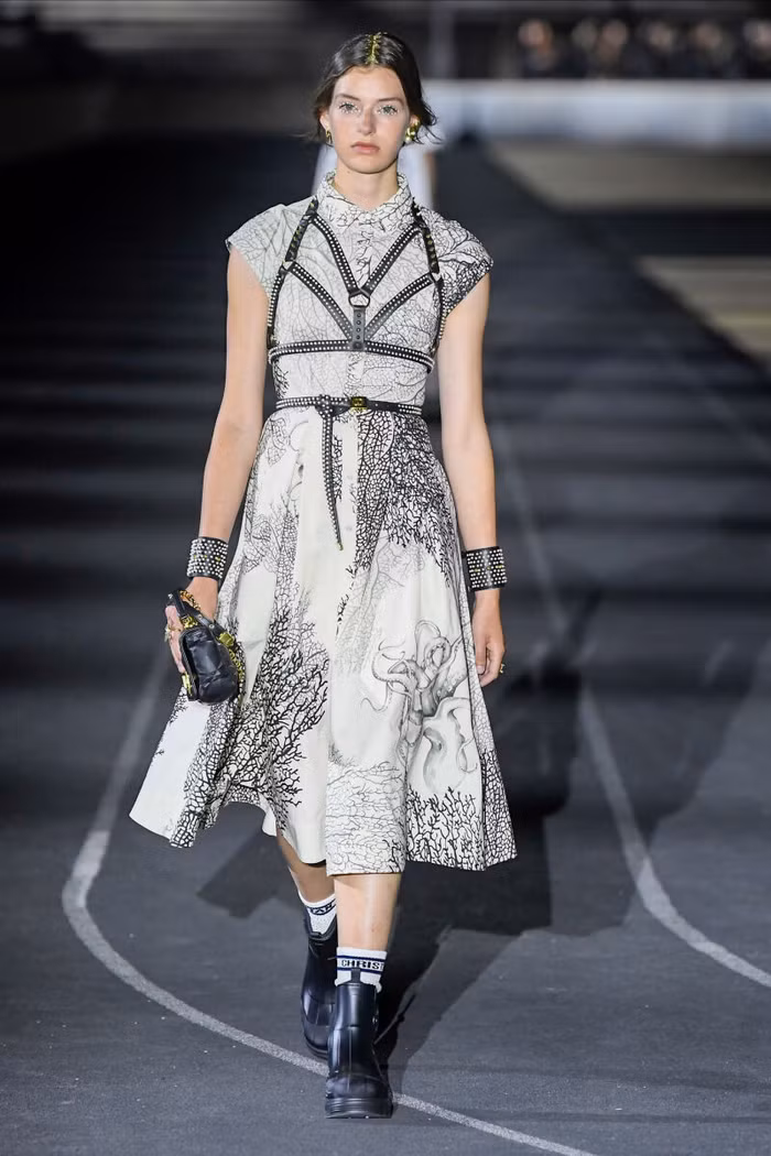 Những xu hướng ấn tượng từ các bộ sưu tập Cruise 2022 - P1-13