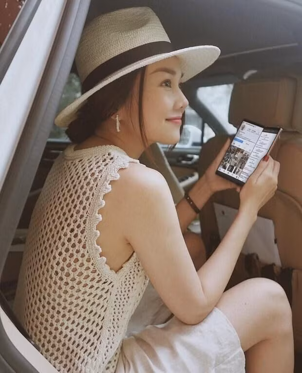 Thanh Hằng diện áo móc siêu gợi cảm.